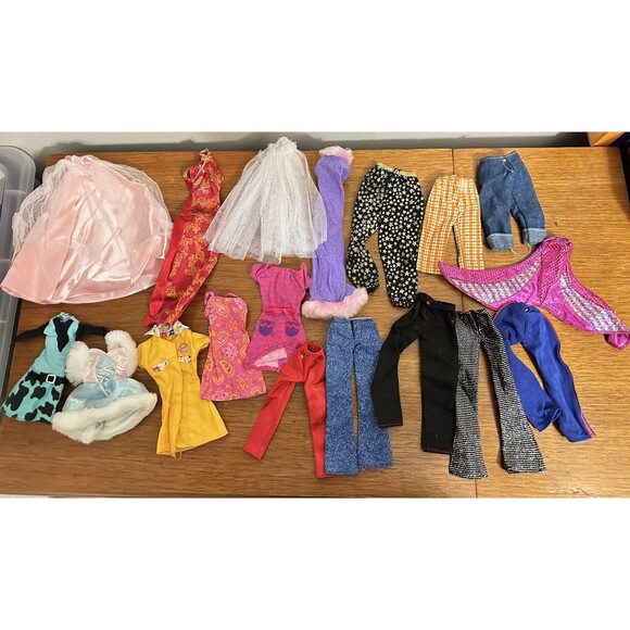Vintage 1990s Barbie/Ken Lot – 72 Mattel Dolls Gowns and other  Accessories - Picture 2 of 5